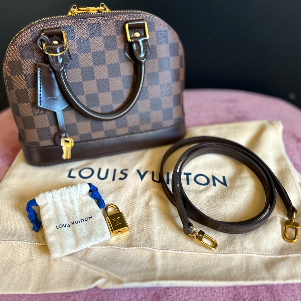 Good condition, comes with dust bag, lock, keys and removable straps.